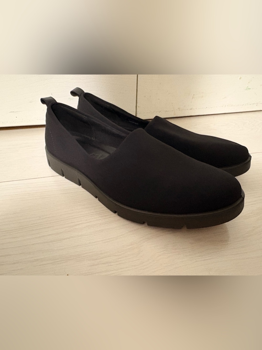 Ladies 40 (9) Ecco Slip-On Casual Sneakers in Black